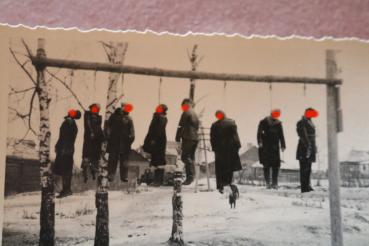 Preview: altes Foto - acht erhängte Partisanen - Russland ?  Ort ? rückseitig beschrieben